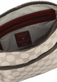 Innenraum der Handtasche in einem tanfarbenen Muster mit einem burdeosfarbigen Lederetikett. Verfügt über eine Reißverschlusstasche und eine glatte Stoffauskleidung.
