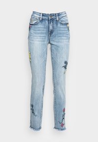 Jeans de mezclilla azul claro con bordado floral en las piernas y dobladillos deshilachados, botón frontal y bolsillos.