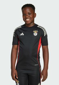 Zwarte Adidas sporttrui met rode accenten, met korte mouwen, drie witte strepen op de schouders en een teamlogo met sterren.
