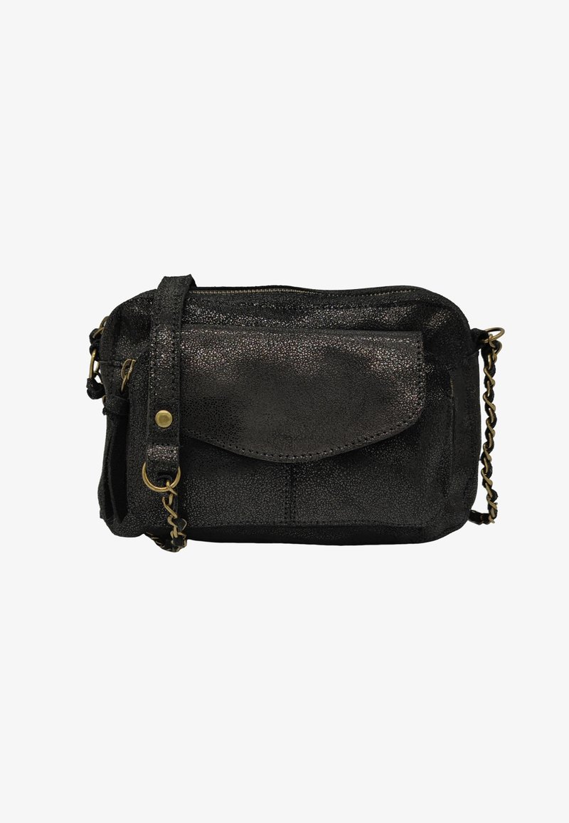 Sac bandoulière en cuir noir avec une finition texturée, des accessoires en or, une poche à rabat à l'avant et une bandoulière en chaîne. Mesure environ 20x12,5 centimètres.