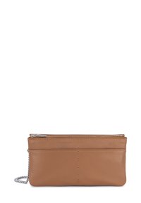Tasche aus braunem Leder mit Reißverschluss, mit einer glatten Textur und einer Fronttasche. Inklusive einer silbernen Kettenriemen. Rechteckige Form.