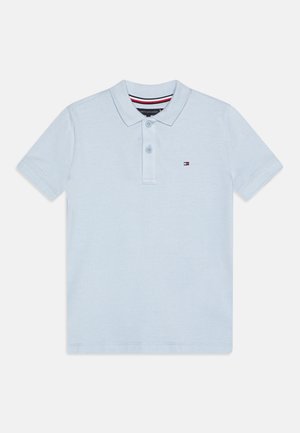 Lyseblå polo t-shirt med korte ærmer, to knapper, strikket krave og et lille Tommy Hilfiger flaglogo på venstre bryst.