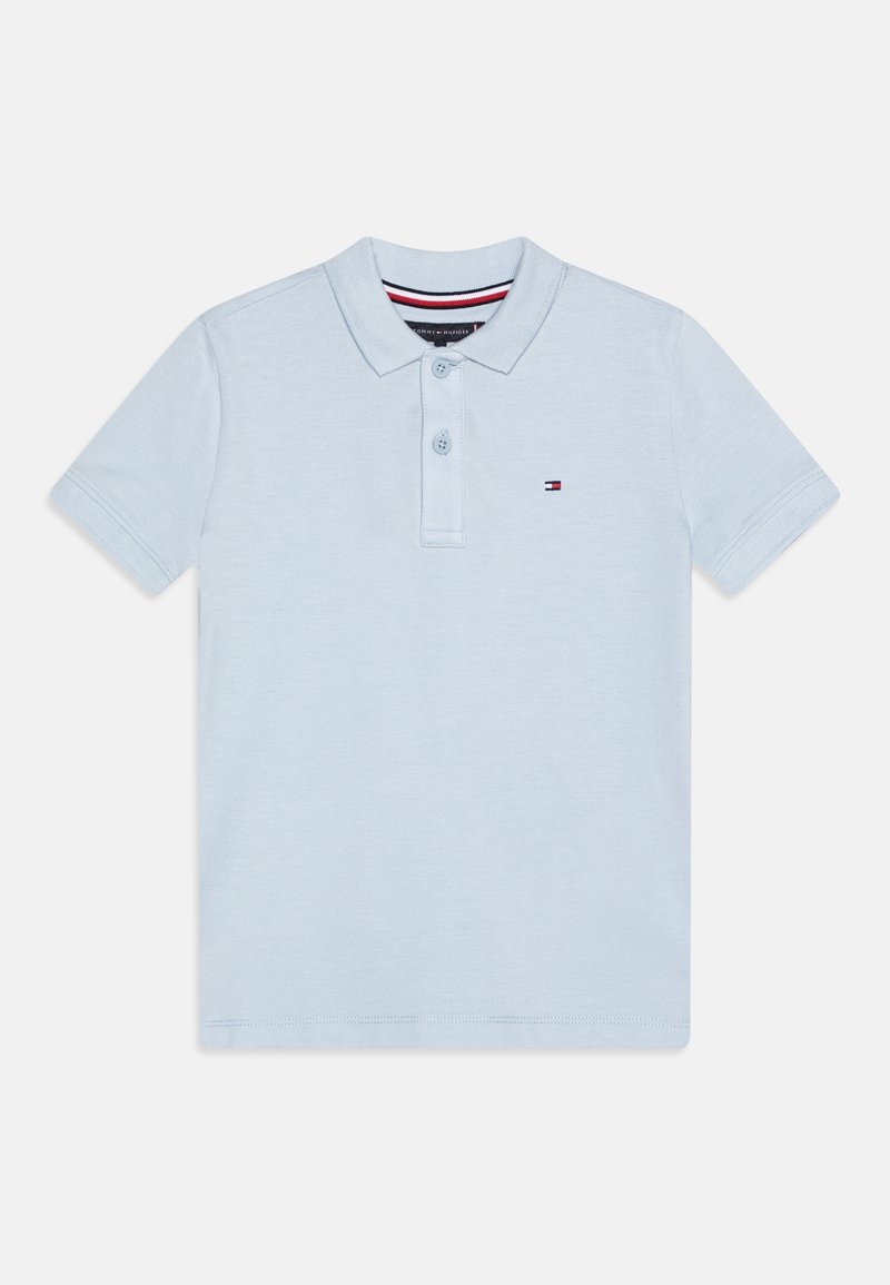 Polo bleu clair à manches courtes avec deux boutons, col en maille et petit logo du drapeau Tommy Hilfiger sur la poitrine gauche.