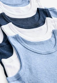 Fünf Tanktops gestapelt, in den Farben Weiß, Hellblau, Dunkelblau und Marineblau; aus weichem Stoff mit runden Ausschnitten.