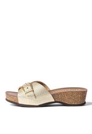 Sandale slide texturée dorée avec talon compensé en liège et boucle décorative dorée sur la large bride traversant le pied.