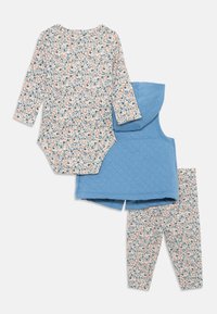 Tre-delt barnesett inkluderer en blomster-mønstrete heldrakt, en ensfarget blå quiltet vest og matchende blomsterleggings.