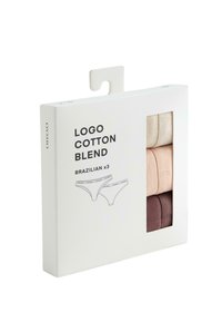 Ensemble emballé de trois sous-vêtements brésiliens en beige, rose clair et brun foncé. Boîte blanche avec une fenêtre transparente et un logo.