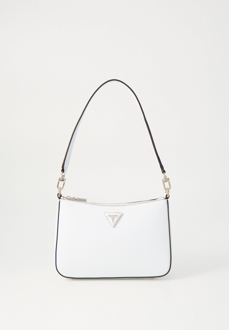 Sac à main synthétique blanc en forme arrondie, avec des bordures noires et des accessoires en métal argenté. Il dispose d'une fermeture éclair et d'un accent en forme de triangle avec un logo.