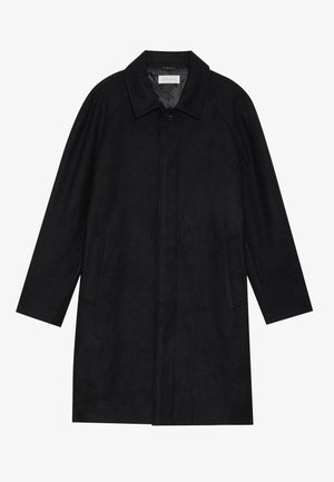 Manteau noir en tissu doux et texturé. Présente un col, des manches raglan, des poches latérales et une fermeture à boutons sur le devant.