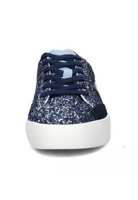 Sneaker glitter blu navy con finitura testurizzata, suola in gomma bianca e lacci blu navy, dotate di una linguetta imbottita liscia per il comfort.