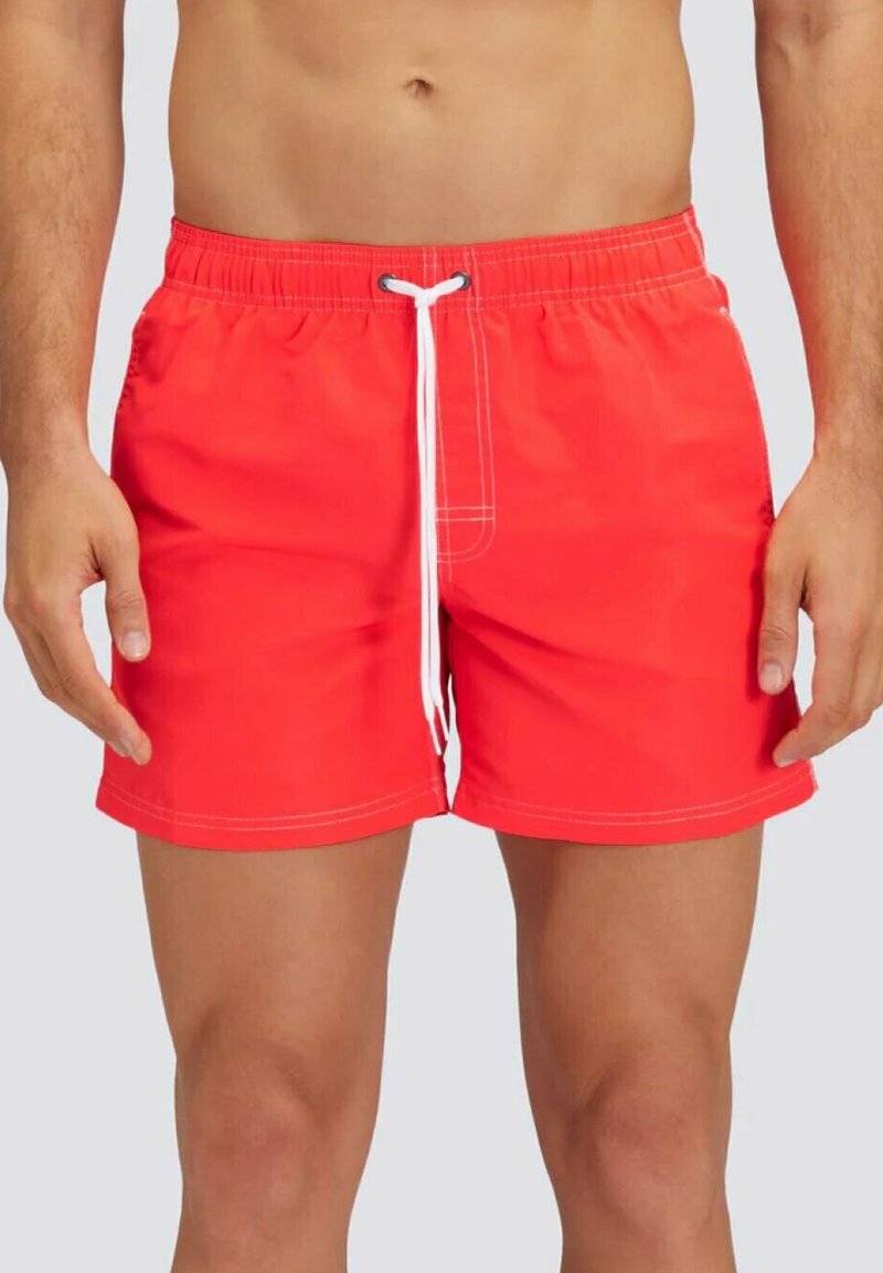 Pantaloni da bagno rossi con cintura elastica, cordino bianco e cuciture a contrasto. Il tessuto appare leggero e morbido.