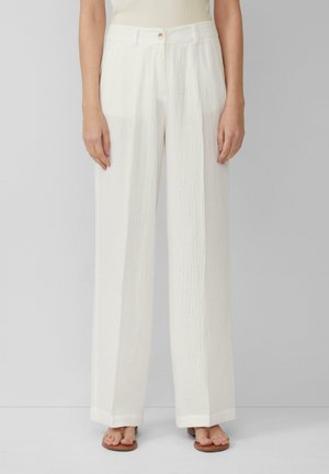 Pantalons blancs à jambes larges en tissu texturé. Comprend une fermeture à boutons sur le devant, des plis et un ourlet droit qui tombe aux chevilles.