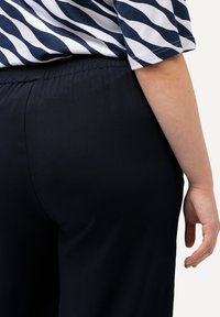 Ulla Popken WIDE ELASTIC WAIST - Short - navy blue