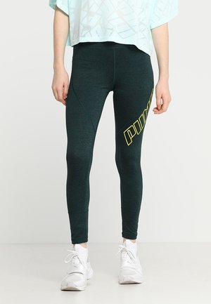Ciemnozielone legginsy sportowe wykonane z teksturowanego materiału, z żółtym logo "PUMA" po bokach oraz dopasowanym krojem.