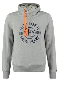 Sweat à capuche gris clair avec un col montant haut, des cordons de serrage orange vif et le texte "Hilfiger New York" en bleu marine avec un logo rond sur la poitrine.