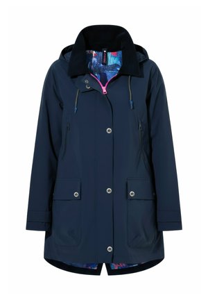 Impermeable azul marino con capucha, cierre de botones y cremallera rosa, dos bolsillos delanteros, cordones ajustables y forro interior con estampado colorido.