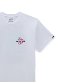 T-shirt bianca in cotone con logo blu "VANS" e motivo circolare rosso sul petto, maniche corte e etichetta laterale.