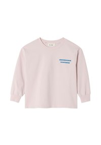 Ružičasta majica dugih rukava od mekog materijala, s okruglim izrezom i plavim natpisom "AMERICAN VINTAGE" na lijevoj strani prsnog koša.