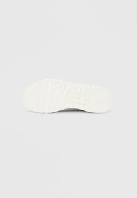 Talpă albă de cauciuc pentru încălțăminte, cu un model texturat ce include un design în zigzag și grilă pentru aderență, margini netede și accente ridicate.