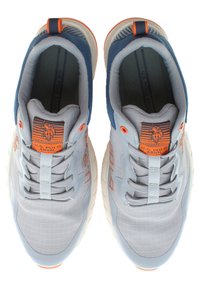 Szare buty sportowe z niebieskimi akcentami, posiadające teksturowaną cholewkę, system sznurowania i emblemat w kolorze pomarańczowym na języku.