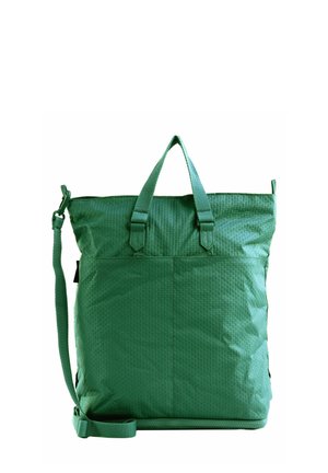 Sac fourre-tout en tissu texturé vert avec deux poignées supérieures et une longue bandoulière ajustable sur fond blanc.