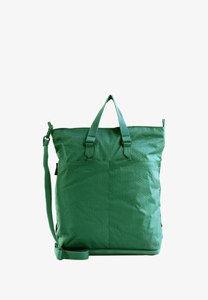 Sac fourre-tout en tissu texturé vert avec deux poignées supérieures et une longue bandoulière ajustable sur fond blanc.