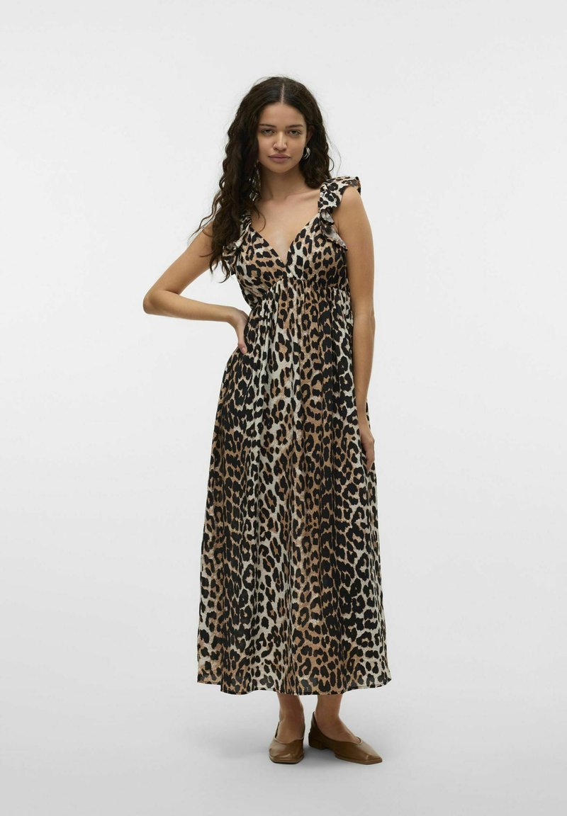 Maxi kjole med leopardmønster og flagrende stropper, der har en dyb V-halsudskæring og en flydende silhuet. Fremstillet af letvægtsstof, stylet med flade sko.