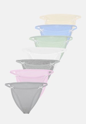 Επτά ζευγάρια γυναικείας εσώρουχα μπικίνι σε παστέλ χρώματα, τοποθετημένα κατακόρυφα, το καθένα με μικρά φιόγκους στα πλαϊνά, σε λευκό φόντο.