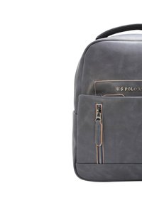 Zaino in pelle grigia con una texture liscia, dotato di una tasca anteriore con zip e dettagli cuciti. Logo del marchio visibile sul davanti.