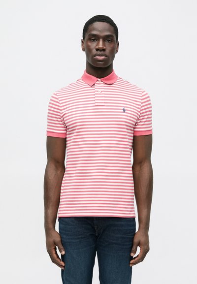 Rood-wit gestreept poloshirt met kraag en een knoopsluiting met twee knopen. Voorzien van korte mouwen en een klein logo aan de linkerzijde.