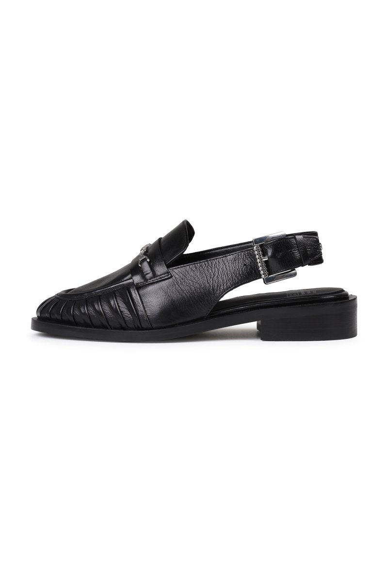 Zapatos slingback de cuero negro con puntera redonda, detalle plisado en la parte frontal y un bajo tacón cuadrado. Acento de herrajes en tono plateado.
