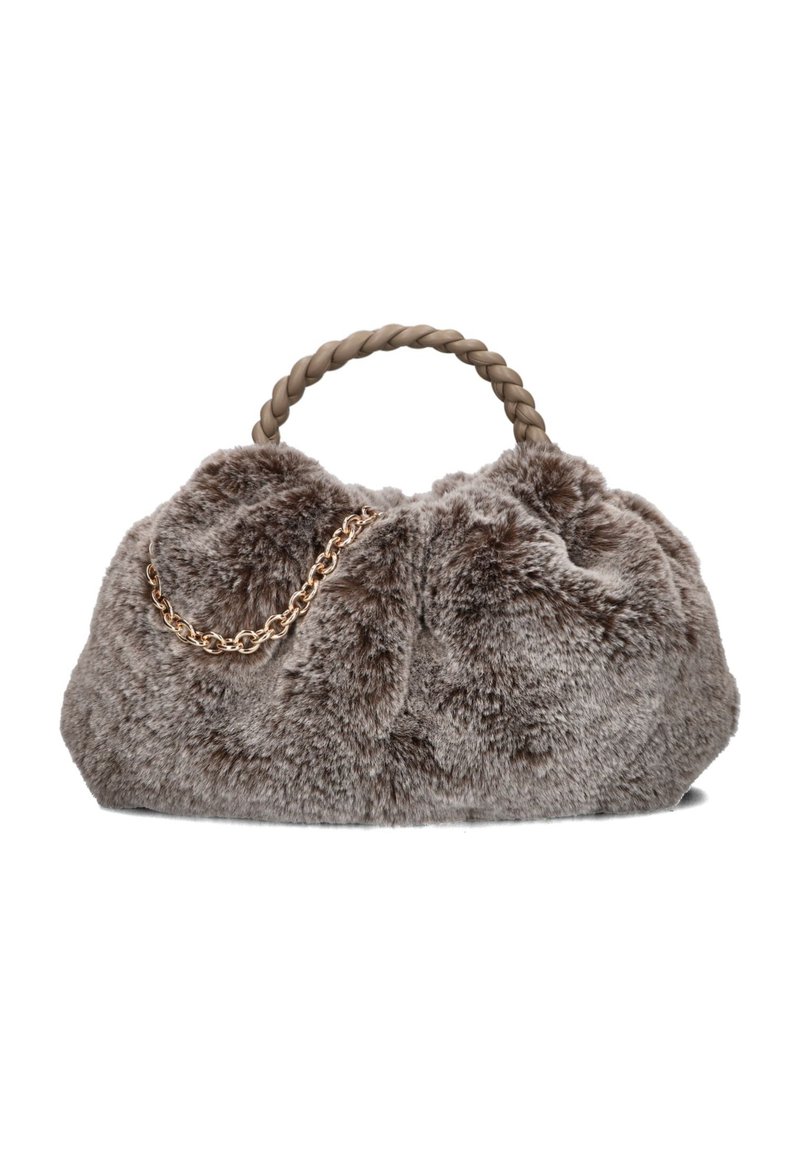 Nepvacht handtas in zacht grijs, met een gevlochten handvat en een gouden kettingaccent. Ronde vorm met een luxe textuur.