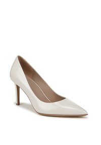 Décolleté in pelle lucida bianca con punta affusolata, silhouette elegante e tacco a stiletto di 3 pollici. Texture liscia con accenti minimi.