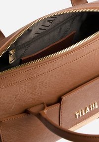 Borsa a mano in pelle marrone con texture, con zip dorata, tasca interna con zip e targhetta logo sulla patta della tasca anteriore.