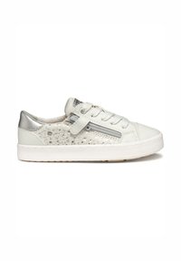 Zapatilla blanca de cuero con detalles plateados, paneles de malla texturizada, diseño con cordones y suela de goma. Presenta una cremallera en el costado.