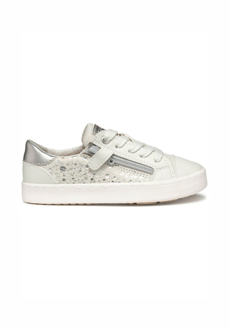 Zapatilla blanca de cuero con detalles plateados, paneles de malla texturizada, diseño con cordones y suela de goma. Presenta una cremallera en el costado.