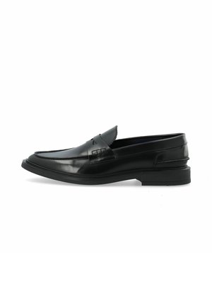 Mocasines de cuero negro con un acabado suave, diseño clásico, tacón ligeramente elevado y costuras detalladas a lo largo de los bordes.