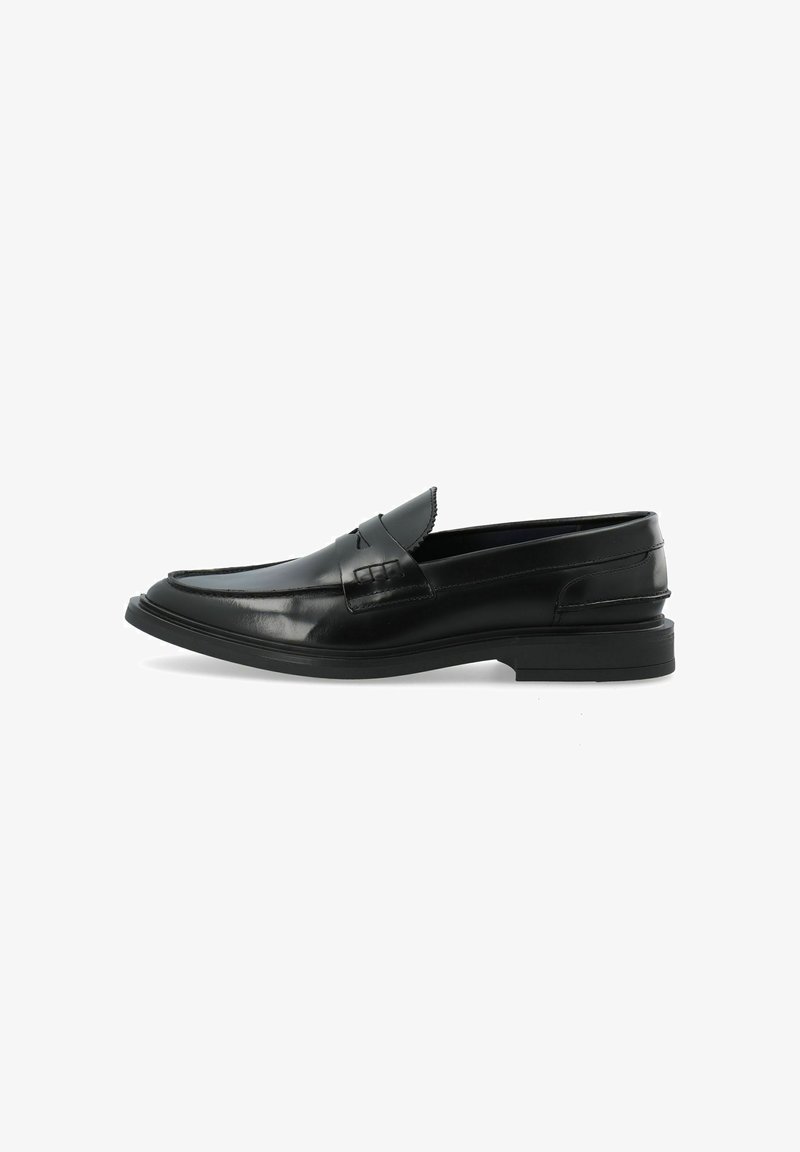 Mocasines de cuero negro con un acabado suave, diseño clásico, tacón ligeramente elevado y costuras detalladas a lo largo de los bordes.