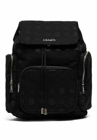 Zaino in tessuto nero con patta anteriore, tasca frontale con zip, tasche laterali con zip e logo argentato "Liu Jo" sulla patta.