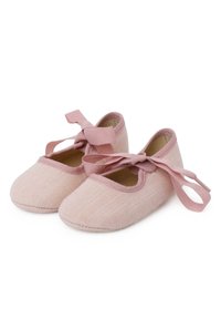 Měkké růžové baletní boty vyrobené z texturované látky, s kulatou špičkou, elastickými otvory a saténovými stužkami pro bezpečné zapínání.