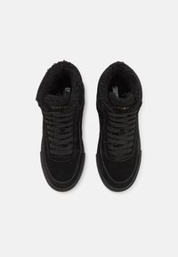 Czarne zamszowe sneakersy typu high-top z teksturowanym wyściółką, z płaskimi sznurówkami, gumowymi podeszwami i złotym detalem logo na języku.