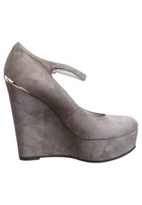 Šedé semišové boty Mary Jane s kulatou špičkou, páskem kolem kotníku a klínovým podpatkem s kovovým akcentem na zadní straně. Hladká textura po celém povrchu.