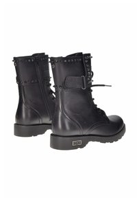Stivali da combattimento in pelle nera con lacci frontali, dettagli borchiati sulla caviglia e una suola in gomma resistente con una placca logo sul lato.