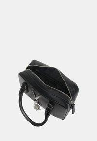 Borsa a tracolla nera in pelle textured con doppi manici, cerniera argentata e charm. L'interno presenta un unico scomparto con una foderatura scura.