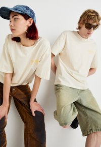 Jack & Jones JORMERCADO TEE SS CREW NECK - Trükipildiga T-särk - buttercream