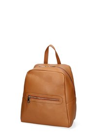 Zaino in pelle beige con finitura testurizzata, manico superiore e tasca anteriore con zip. Caratterizza una forma semplice e arrotondata.