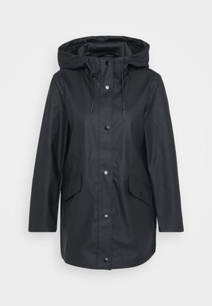 Veste imperméable noire avec capuche, boutons-pression à l'avant et deux poches latérales. Texture lisse, coupe régulière et longueur mi-cuisse.