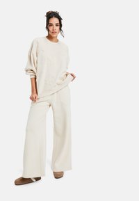 PLEASE - WEITE TRAININGS - Pantalon de survêtement - tec