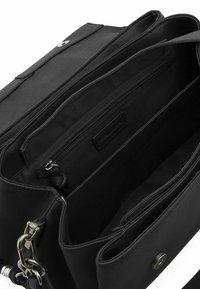 Borsa a mano in pelle nera con un interno caratterizzato da più scomparti, una tasca con zip e dettagli in metallo.