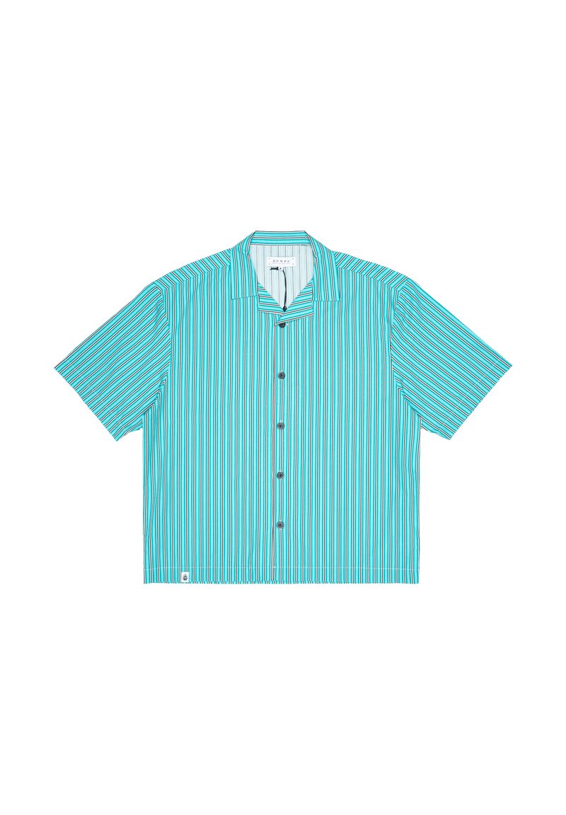 Camicetta a maniche corte con bottoni di colore turchese, decorata con righe verticali arancioni, rosse e bianche. Presenta un colletto a camicia e cinque bottoni.